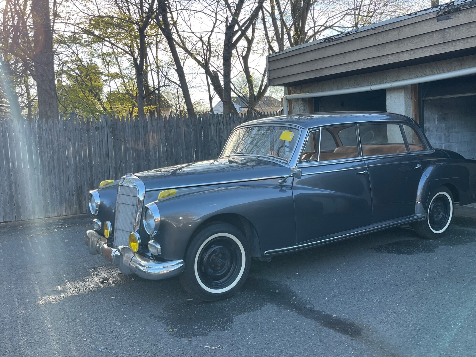 Mercedes-Benz-300-Series-1958-Sedan-2