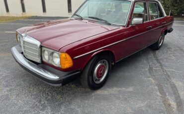 Mercedes-Benz-300-Series-1977-Sedan-1