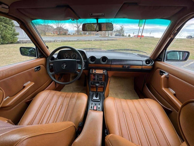 Mercedes-Benz-300-Series-1977-Sedan-10
