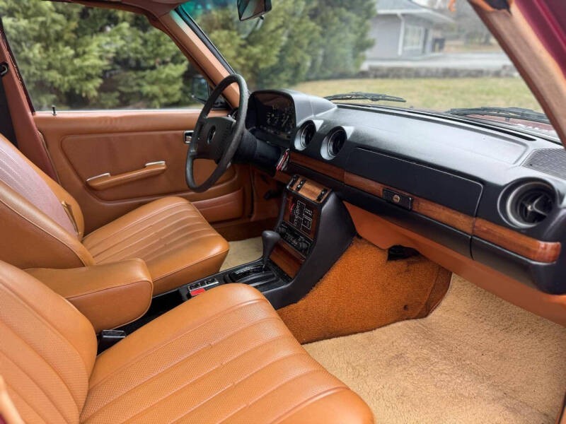 Mercedes-Benz-300-Series-1977-Sedan-11