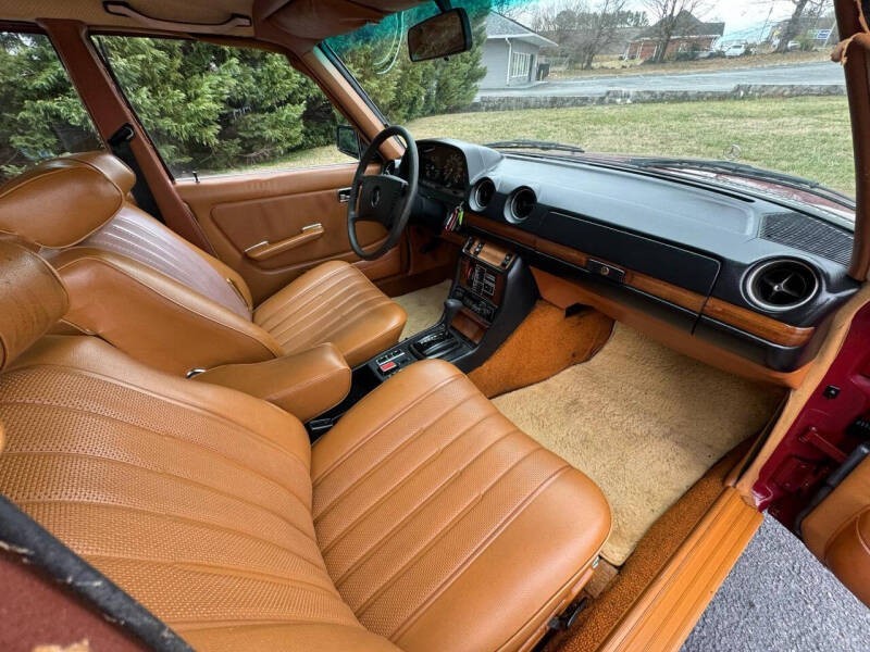 Mercedes-Benz-300-Series-1977-Sedan-12