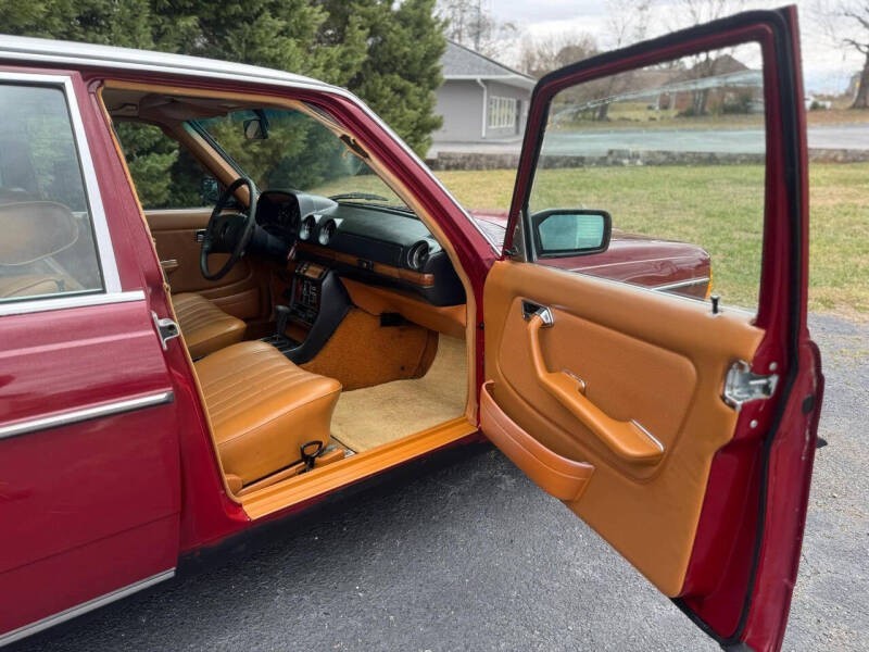 Mercedes-Benz-300-Series-1977-Sedan-13