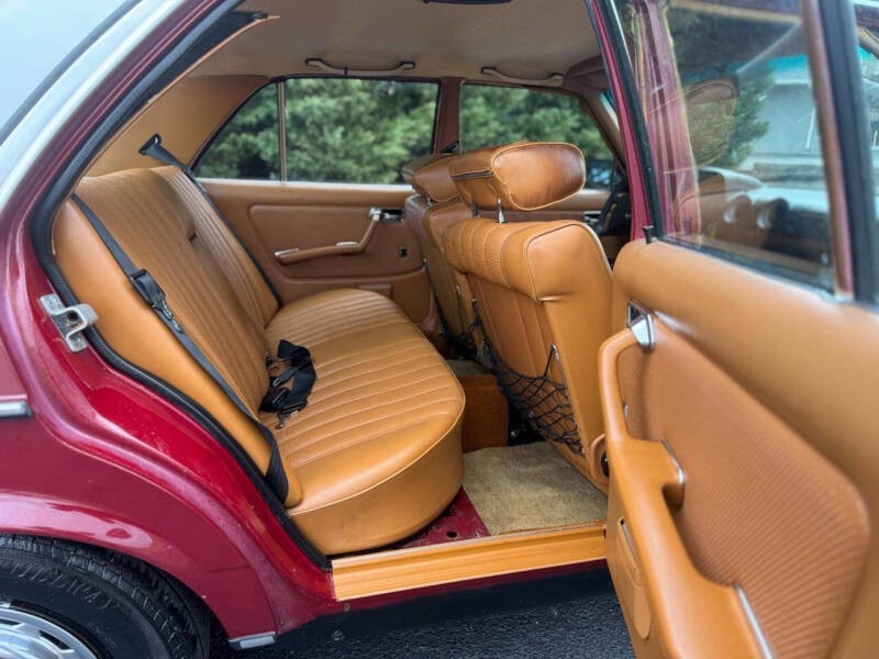 Mercedes-Benz-300-Series-1977-Sedan-14