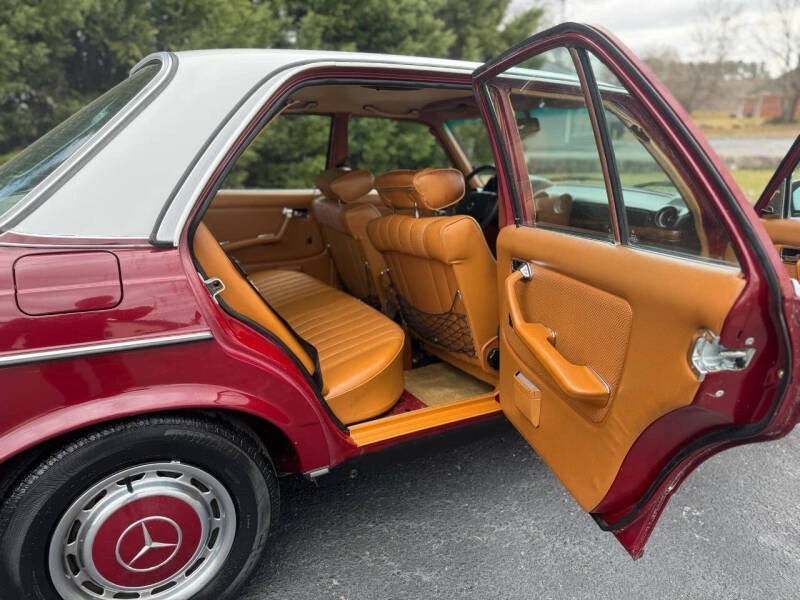 Mercedes-Benz-300-Series-1977-Sedan-15