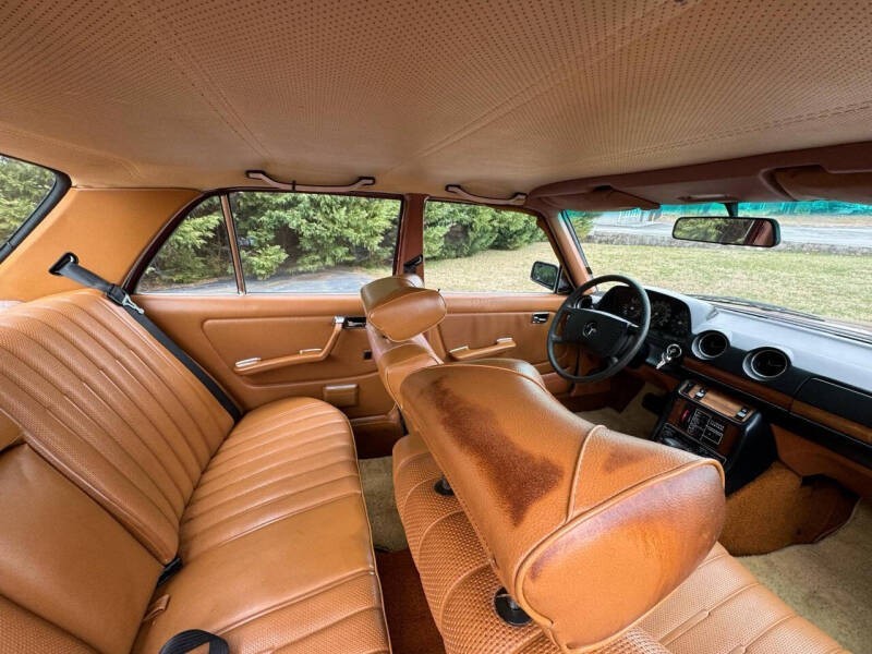 Mercedes-Benz-300-Series-1977-Sedan-17