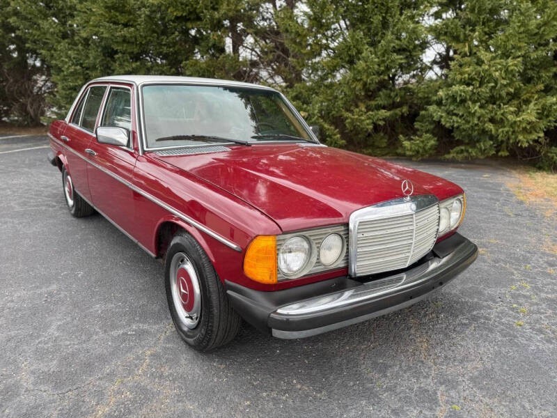 Mercedes-Benz-300-Series-1977-Sedan-2
