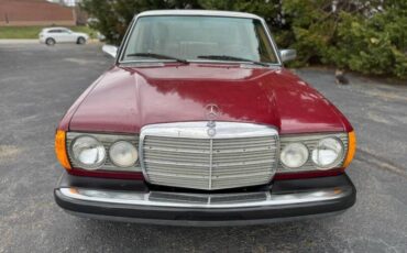 Mercedes-Benz-300-Series-1977-Sedan-3
