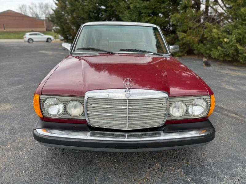 Mercedes-Benz-300-Series-1977-Sedan-3