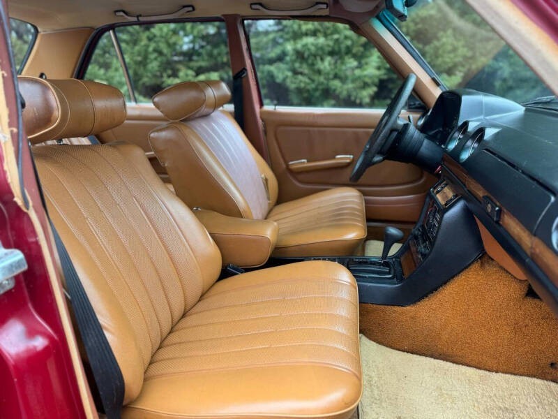 Mercedes-Benz-300-Series-1977-Sedan-8