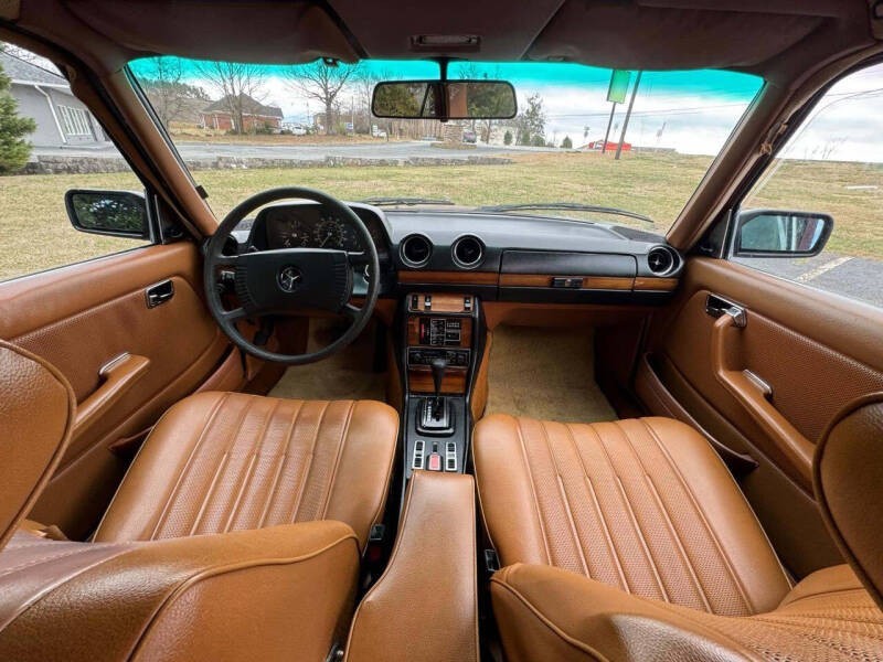 Mercedes-Benz-300-Series-1977-Sedan-9