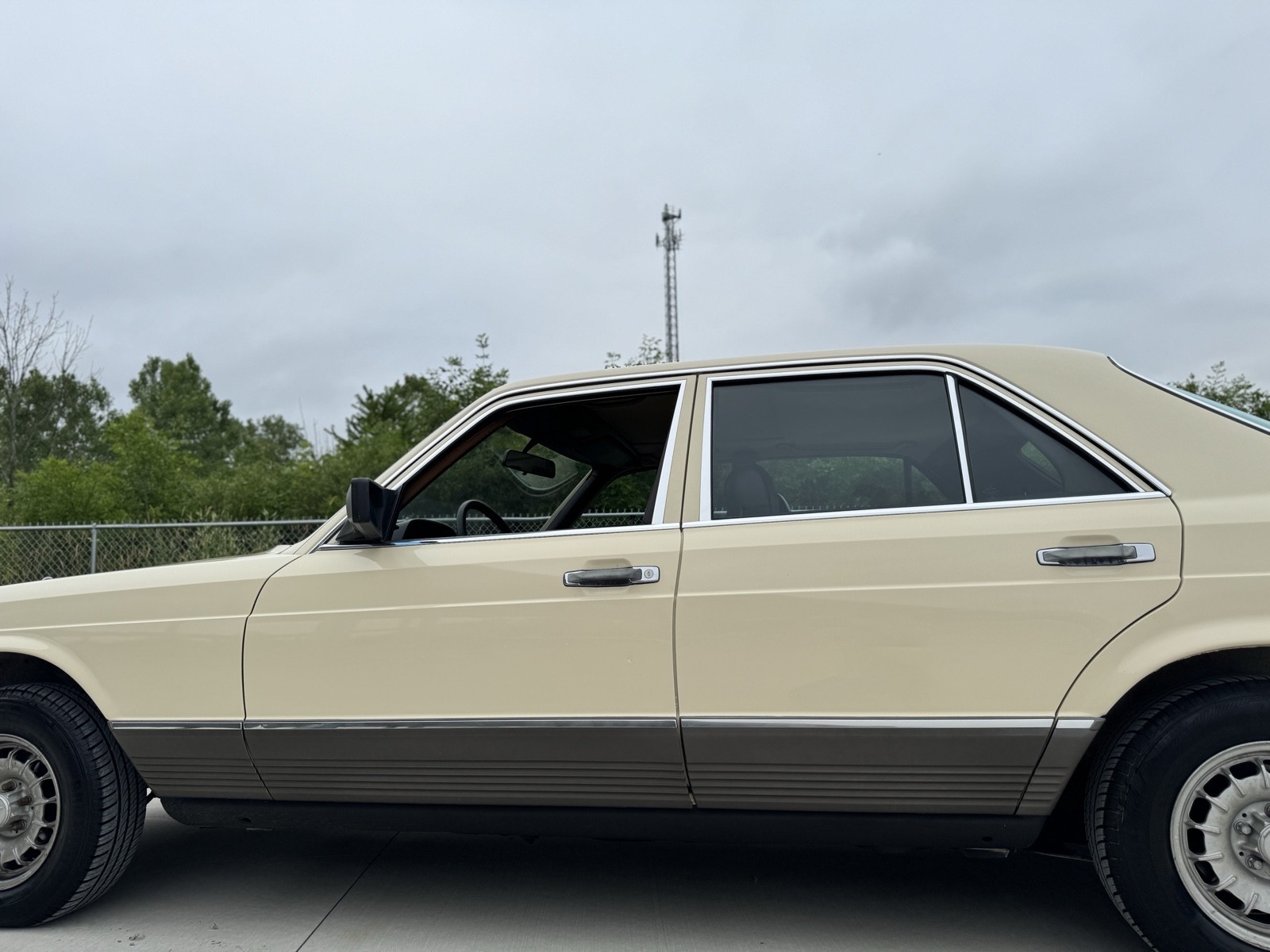 Mercedes-Benz-300-Series-1982-10