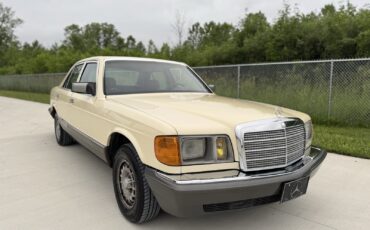 Mercedes-Benz-300-Series-1982-21