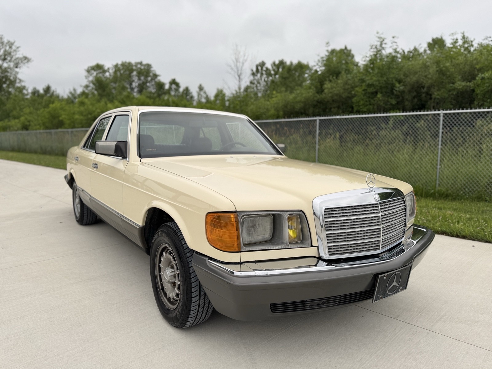 Mercedes-Benz-300-Series-1982-21