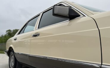 Mercedes-Benz-300-Series-1982-22