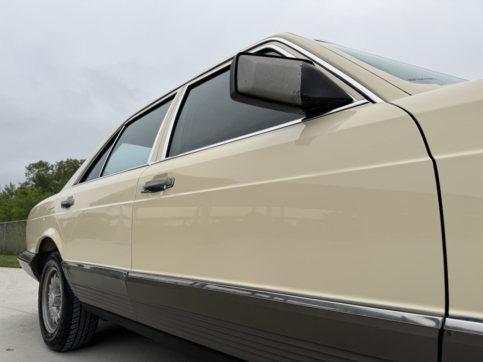 Mercedes-Benz-300-Series-1982-22