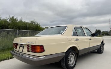 Mercedes-Benz-300-Series-1982-23
