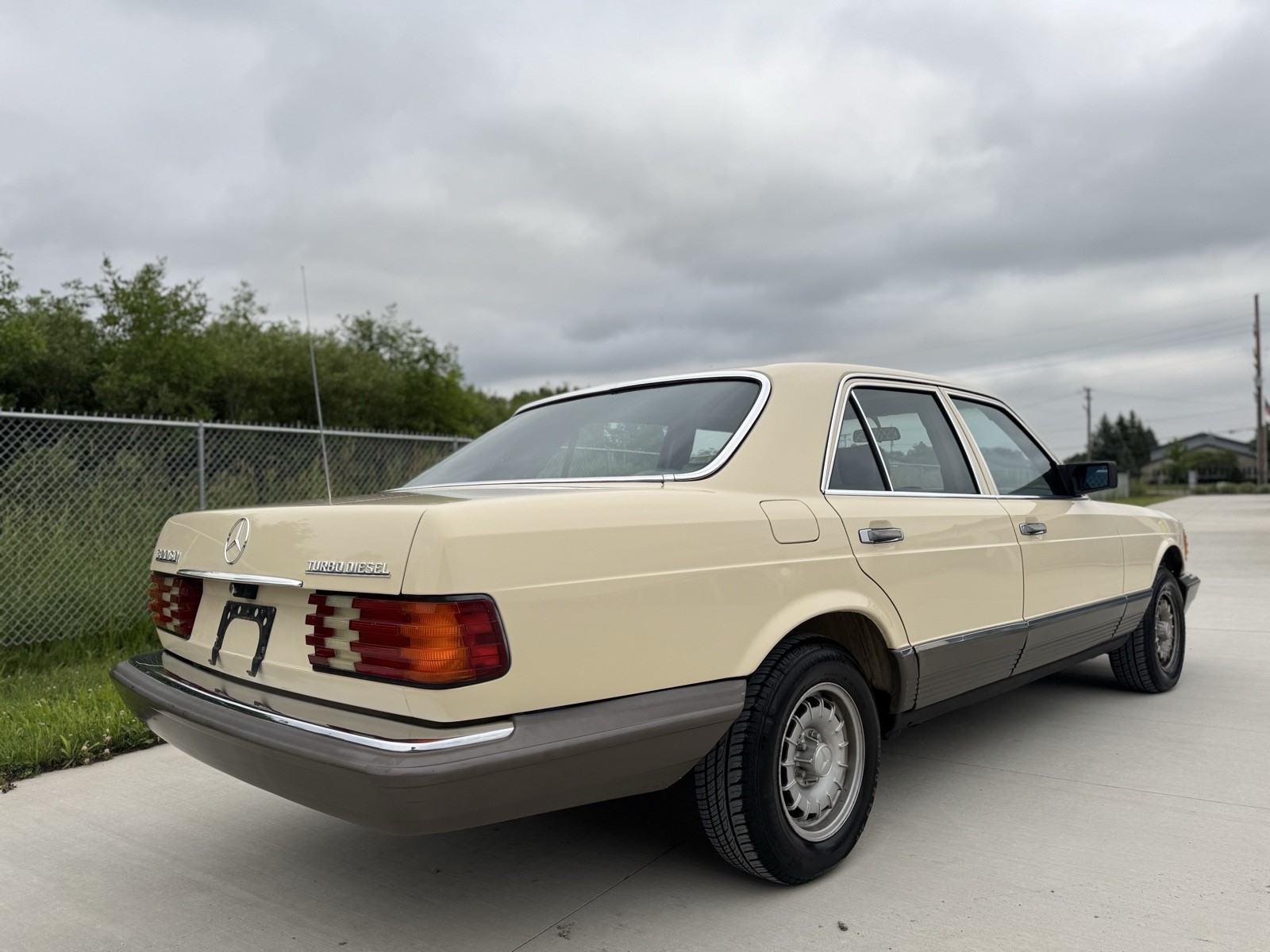 Mercedes-Benz-300-Series-1982-23