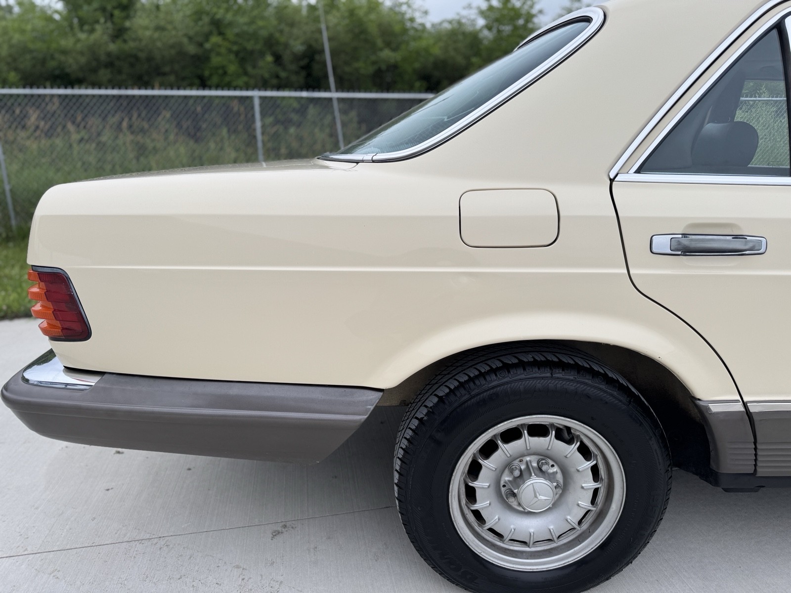 Mercedes-Benz-300-Series-1982-24