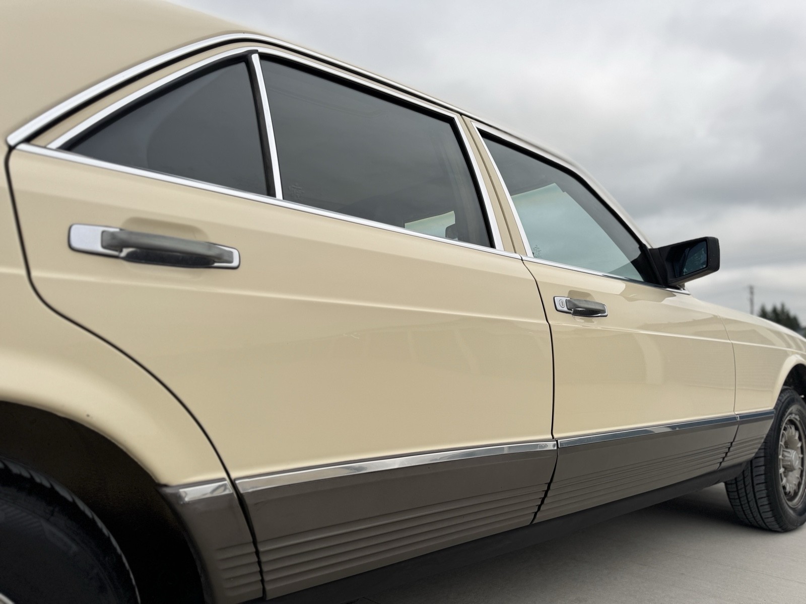 Mercedes-Benz-300-Series-1982-25