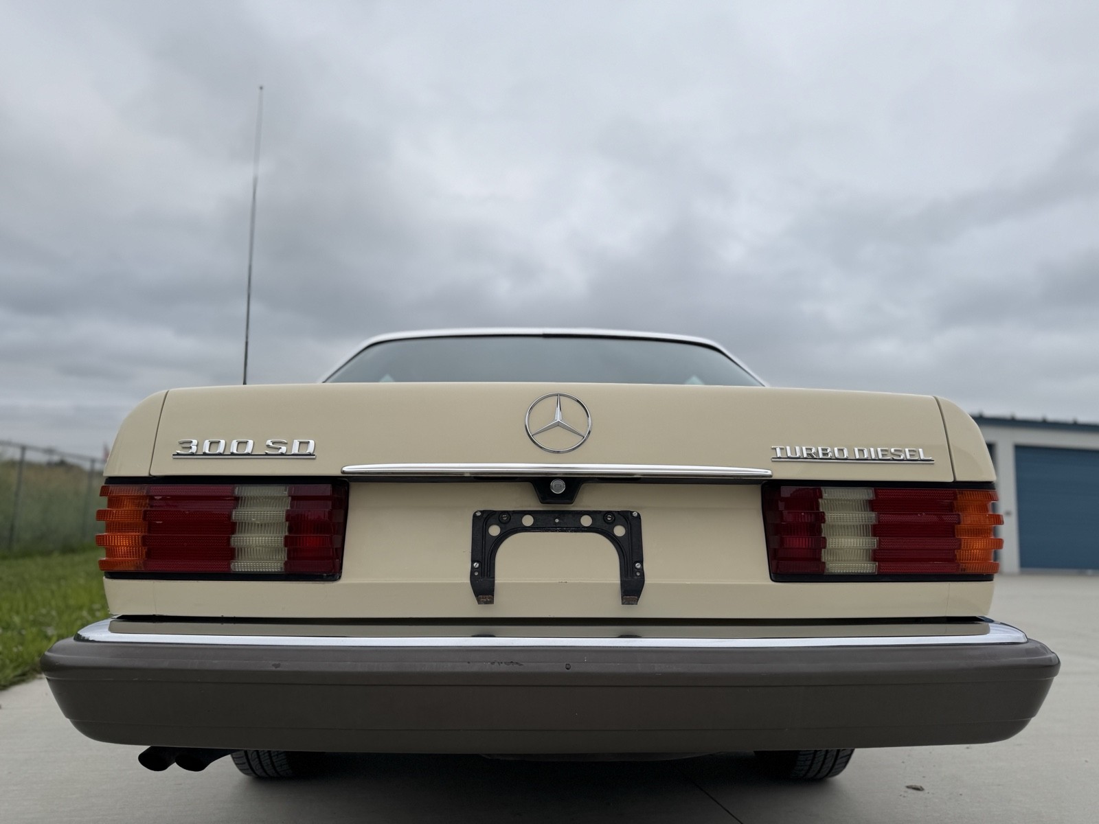 Mercedes-Benz-300-Series-1982-27