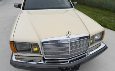 Mercedes-Benz-300-Series-1982-36