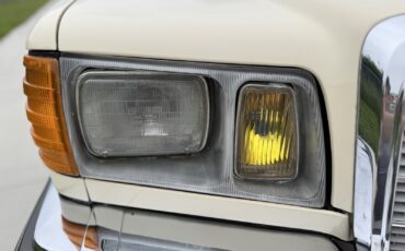 Mercedes-Benz-300-Series-1982-38