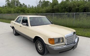 Mercedes-Benz-300-Series-1982-4