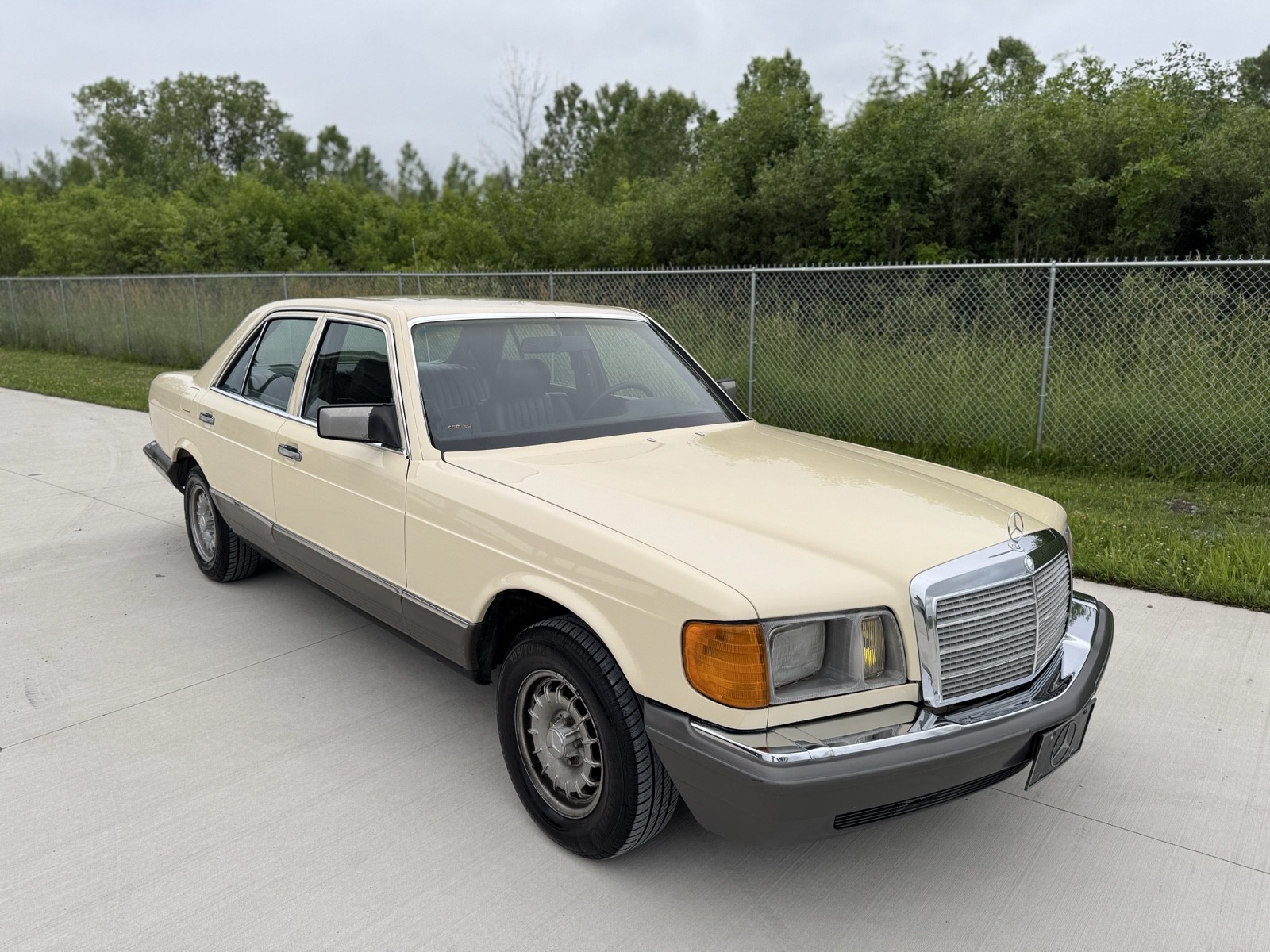 Mercedes-Benz-300-Series-1982-4