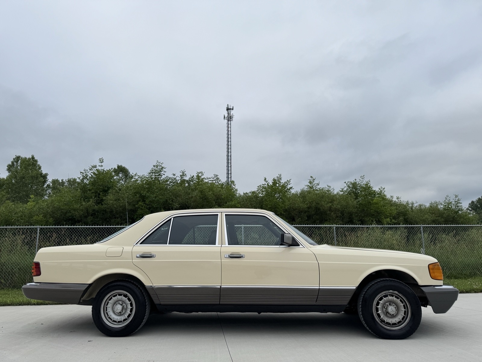 Mercedes-Benz-300-Series-1982-5
