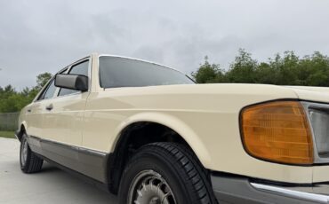 Mercedes-Benz-300-Series-1982-6