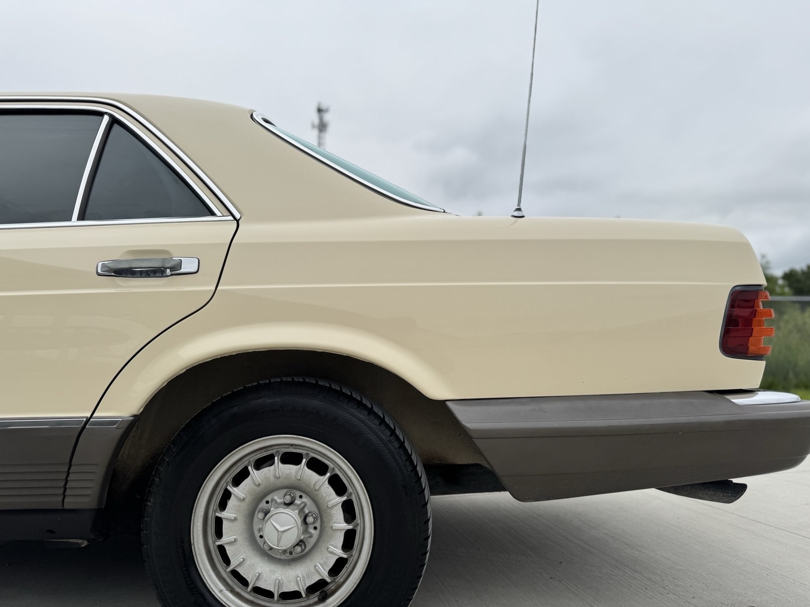Mercedes-Benz-300-Series-1982-9