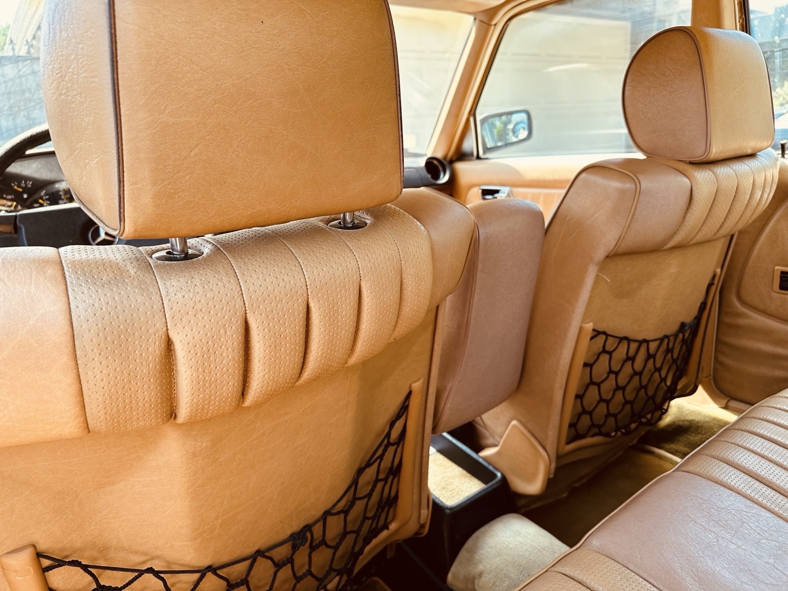 Mercedes-Benz-300-Series-1984-Sedan-10
