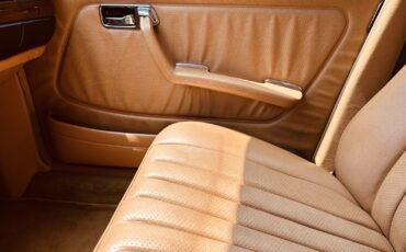 Mercedes-Benz-300-Series-1984-Sedan-11