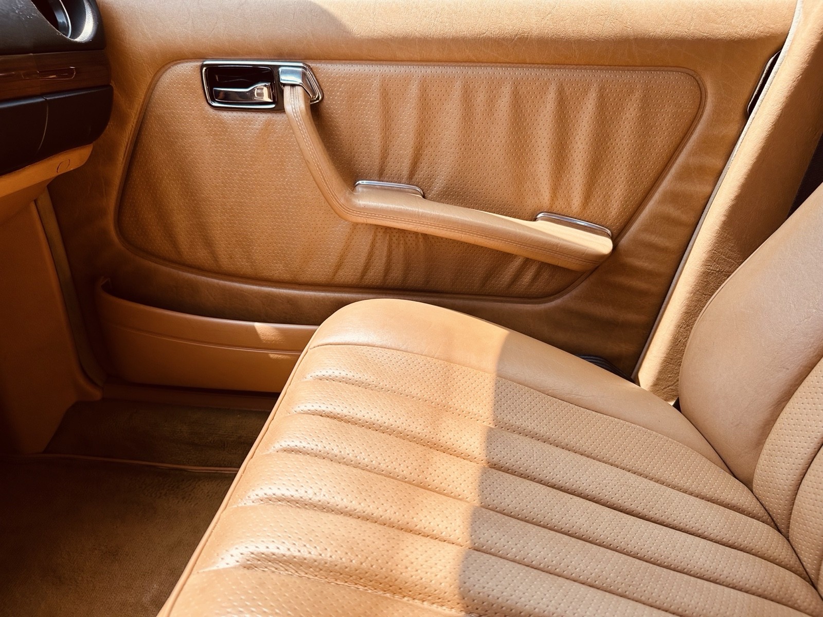 Mercedes-Benz-300-Series-1984-Sedan-11