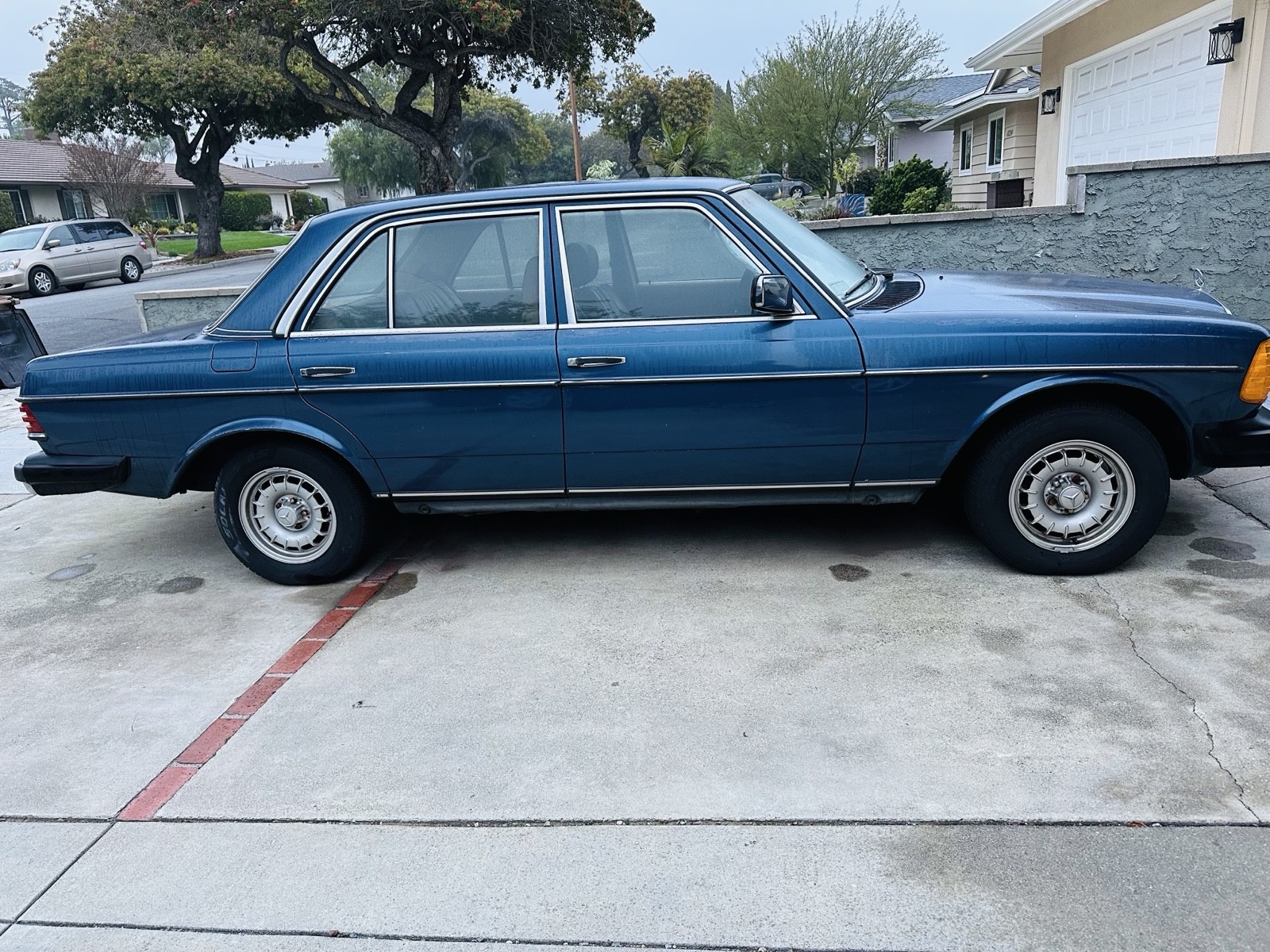 Mercedes-Benz-300-Series-1984-Sedan-2