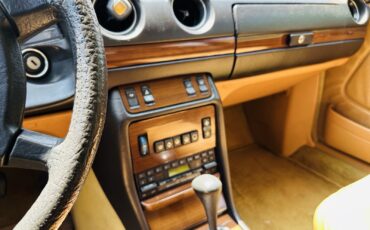 Mercedes-Benz-300-Series-1984-Sedan-5