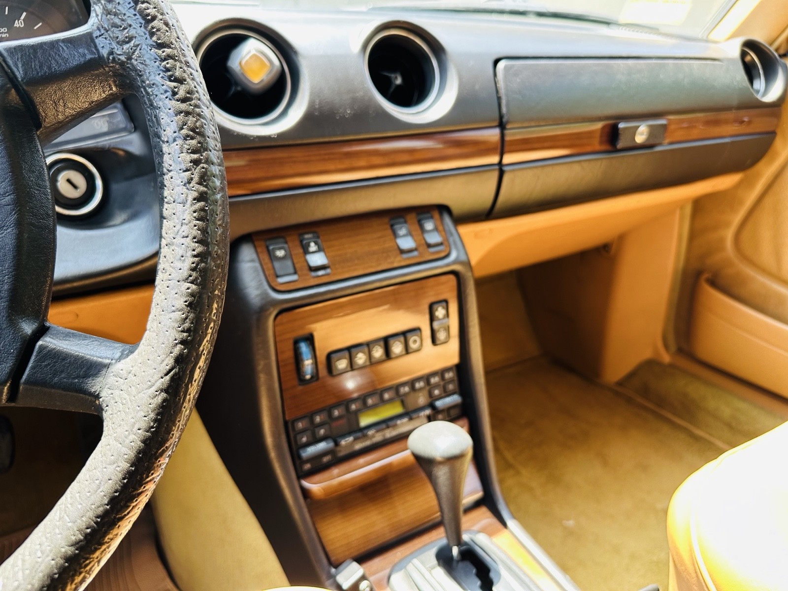 Mercedes-Benz-300-Series-1984-Sedan-5