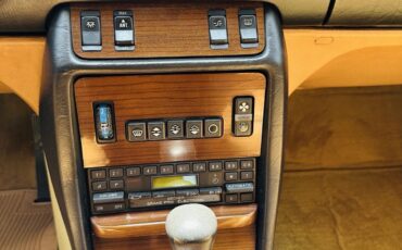 Mercedes-Benz-300-Series-1984-Sedan-7