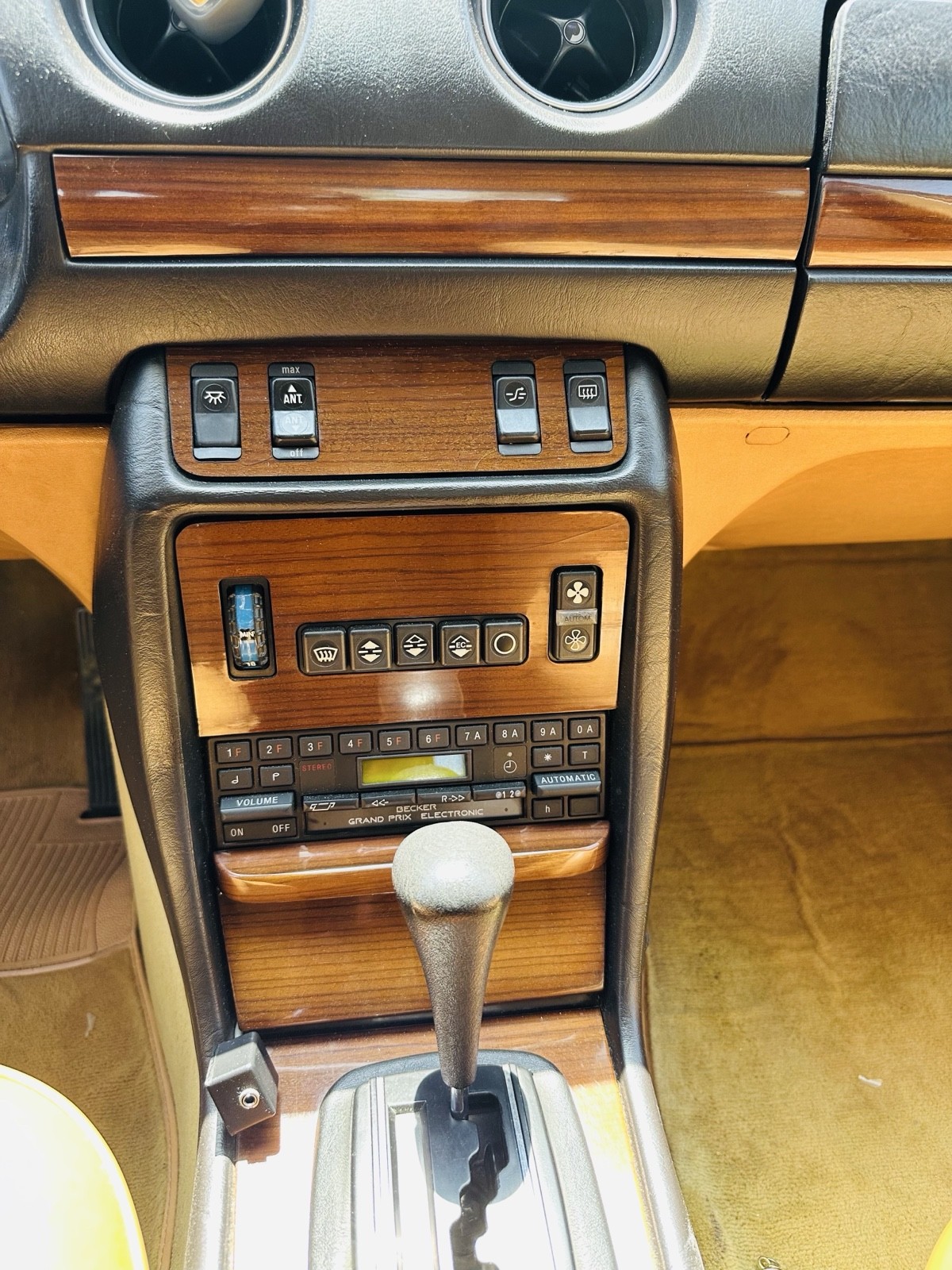 Mercedes-Benz-300-Series-1984-Sedan-7