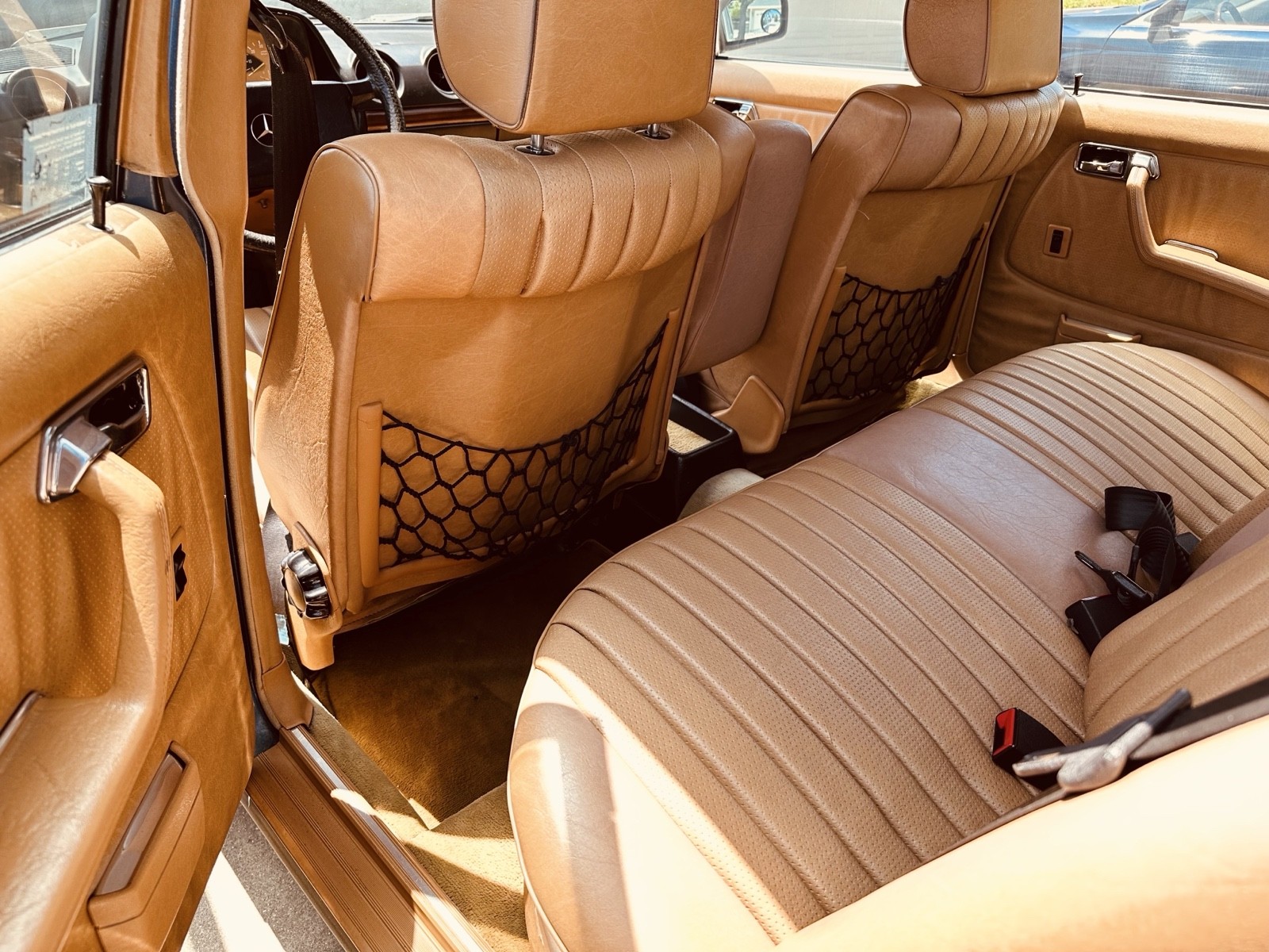 Mercedes-Benz-300-Series-1984-Sedan-8