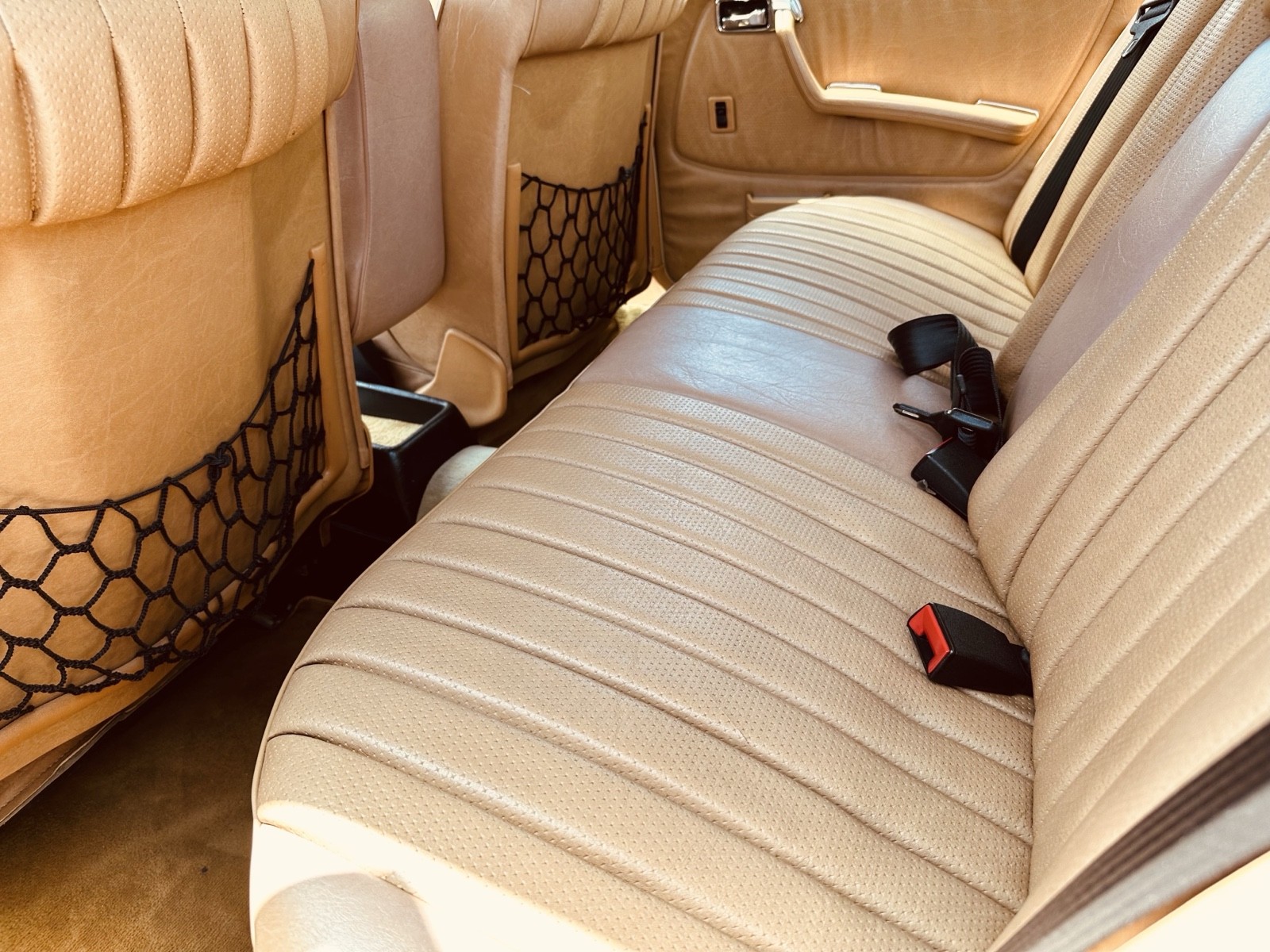 Mercedes-Benz-300-Series-1984-Sedan-9