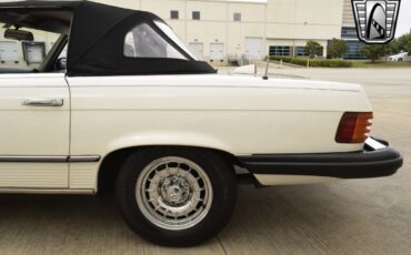 Mercedes-Benz-300-Series-1984-convertible-11