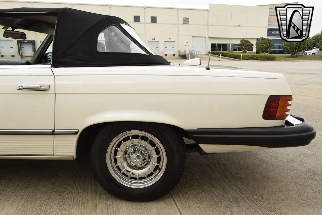 Mercedes-Benz-300-Series-1984-convertible-11