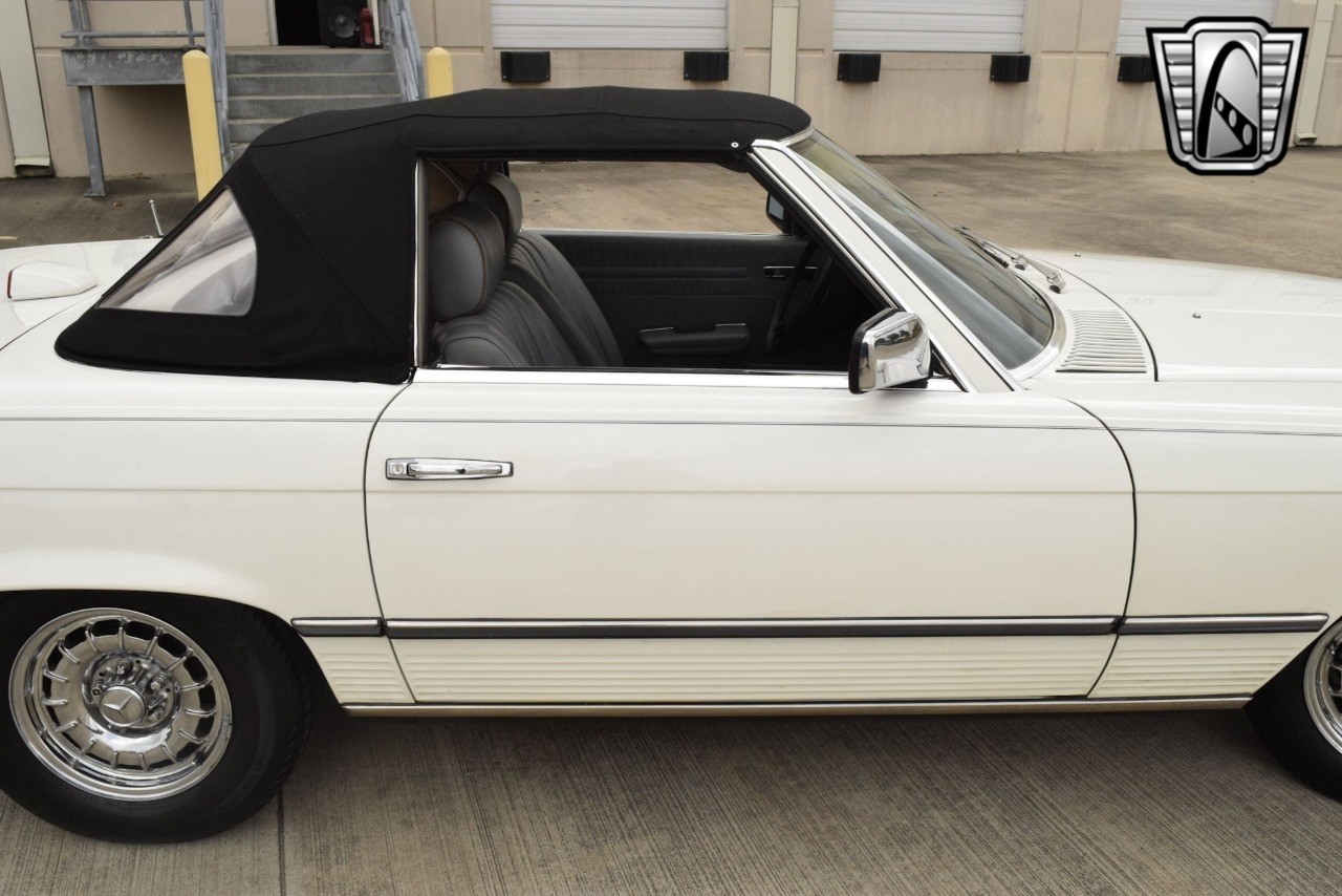 Mercedes-Benz-300-Series-1984-convertible-13