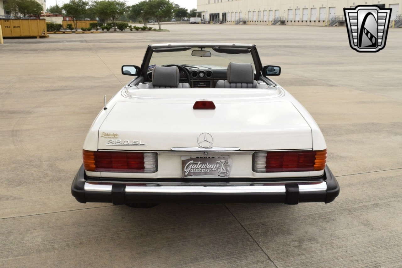 Mercedes-Benz-300-Series-1984-convertible-2