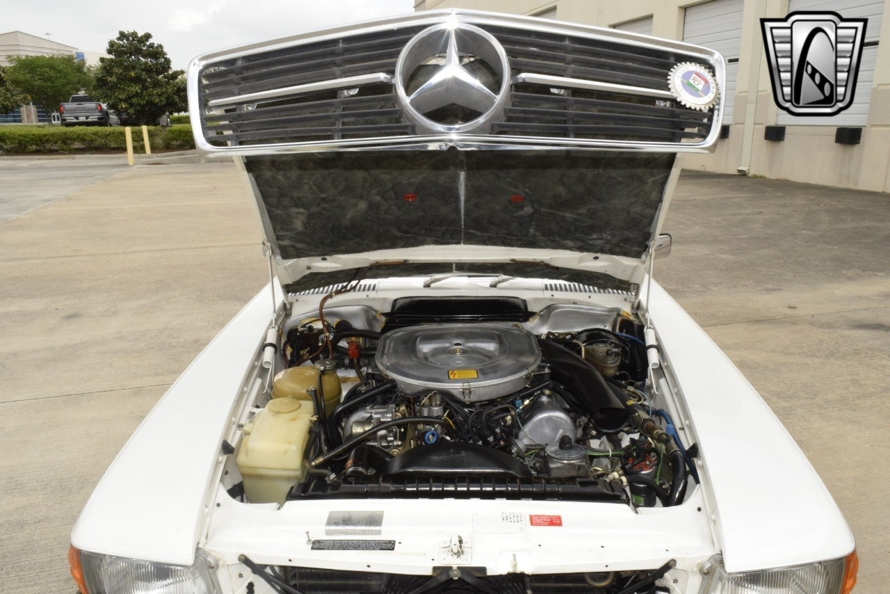 Mercedes-Benz-300-Series-1984-convertible-22