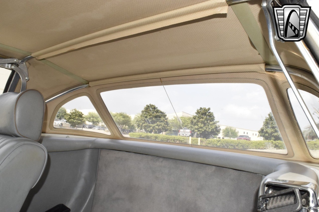 Mercedes-Benz-300-Series-1984-convertible-26