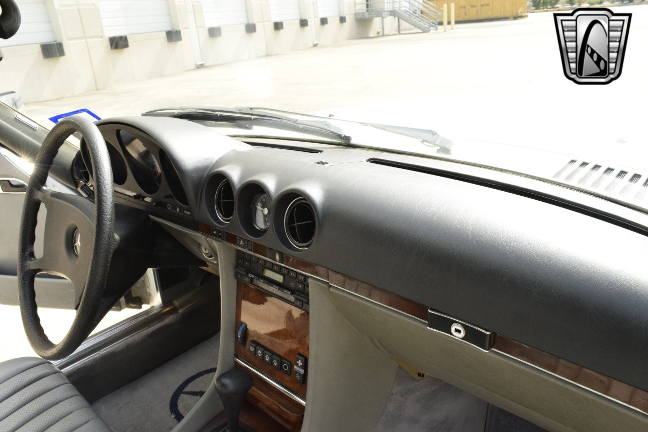 Mercedes-Benz-300-Series-1984-convertible-27