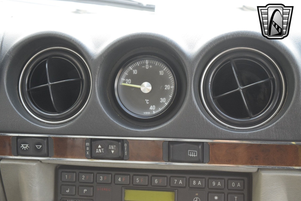 Mercedes-Benz-300-Series-1984-convertible-28