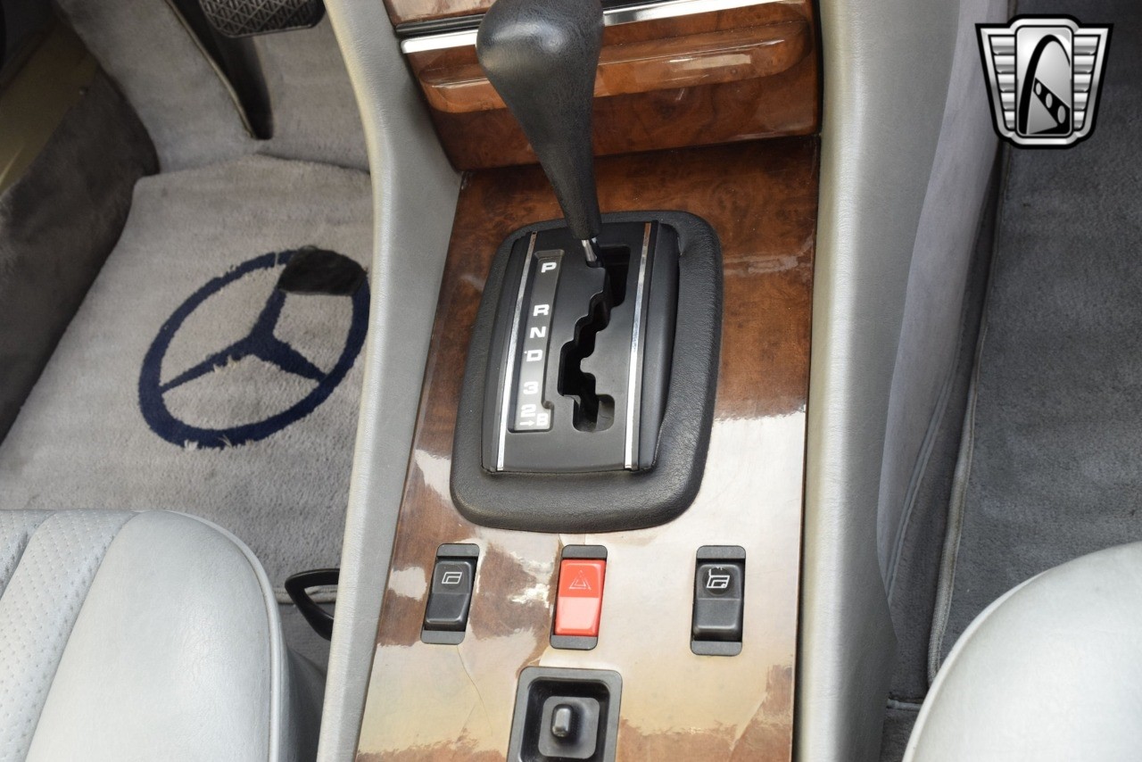 Mercedes-Benz-300-Series-1984-convertible-29